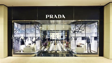 Prada inaugura novo endereço paulistano com peças .